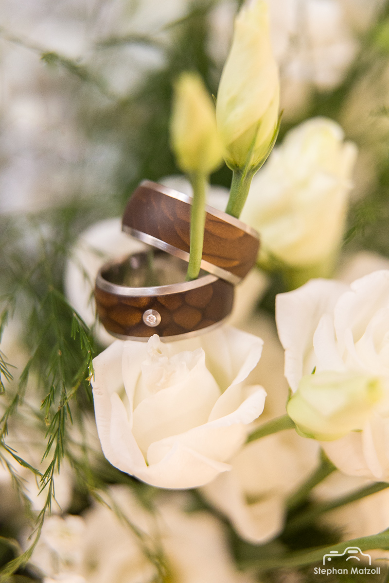 Hochzeit Ringe in den Blumen
